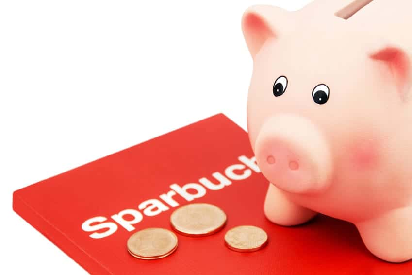 Sparbuch mit Geld und Sparschwein