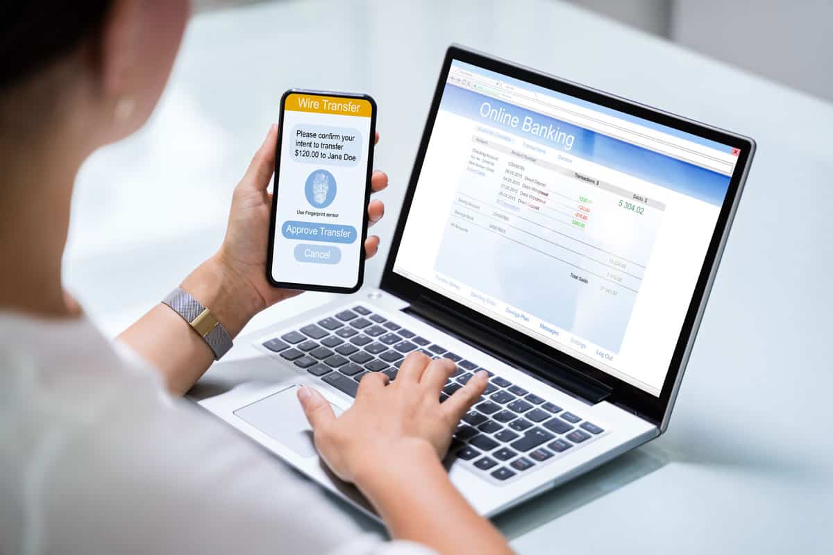 Online Banking Betrug 2020 - Wer haftet? Frau am Laptop im Online Banking